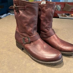 Women’s size 10 FRYE boots. Soft leather mid-calf like new.